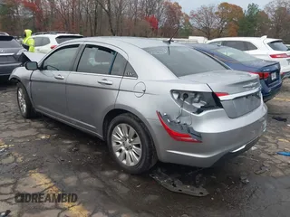 2014 Chrysler 200 LX z VIN 1C3CCBAB3EN207979, wystawiony jako IAAI lot #40997988 z przebiegiem 120 198 mil mil oraz . Historia ofert i sprzedaży dostępna na DreamBid. Obrazek 3.
