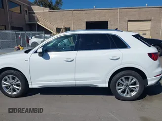 2022 Audi Q3 S line Premium z VIN WA1DECF32N1148121, wystawiony jako IAAI lot #42304046 z przebiegiem 19 547 mil mil oraz . Historia ofert i sprzedaży dostępna na DreamBid. Obrazek 15.