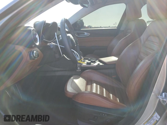 2018 Alfa Romeo Giulia Ti Sport z VIN ZARFAECN7J7576954, wystawiony jako Copart lot #57152095 z przebiegiem 80 235 mil mil oraz Szkoda całkowita • Salvage title. Historia ofert i sprzedaży dostępna na DreamBid. Obrazek 7.