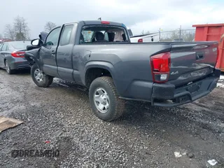 2018 Toyota Tacoma SR z VIN 5TFSX5EN6JX060153, wystawiony jako IAAI lot #41566129 z przebiegiem 33 669 mil mil oraz . Historia ofert i sprzedaży dostępna na DreamBid. Obrazek 3.