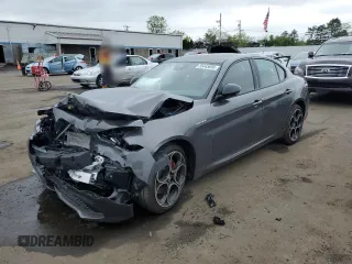 2024 Alfa Romeo Giulia Veloce z VIN ZARFANBN8R7678289, wystawiony jako Copart lot #55443895 z przebiegiem Nie podano mil oraz Szkoda całkowita • Salvage title. Historia ofert i sprzedaży dostępna na DreamBid. Obrazek 1.