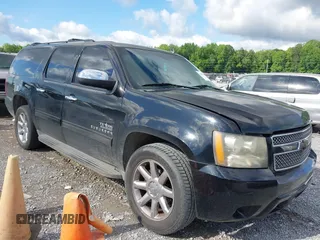2011 Chevrolet Suburban LT z VIN 1GNSCJE0XBR133465, wystawiony jako IAAI lot #42294755 z przebiegiem 328 824 mil mil oraz . Historia ofert i sprzedaży dostępna na DreamBid. Obrazek 1.