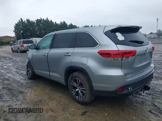 2018 Toyota Highlander LE z VIN 5TDZARFH2JS037796, wystawiony jako IAAI lot #42290819 z przebiegiem 62 638 mil mil oraz . Historia ofert i sprzedaży dostępna na DreamBid. Obrazek 3.