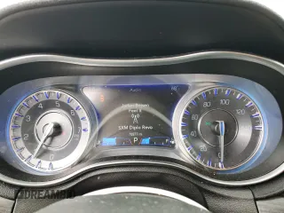 2018 Chrysler 300 Touring L z VIN 2C3CCAAG4JH317108, wystawiony jako Copart lot #55472305 z przebiegiem 70 977 mil mil oraz Szkoda całkowita • Salvage title. Historia ofert i sprzedaży dostępna na DreamBid. Obrazek 9.