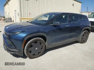 2023 Fisker Ocean Ultra z VIN VCF1UBU26PG009142, wystawiony jako Copart lot #49261715 z przebiegiem 7045 mil mil oraz Szkody całkowita. Historia ofert i sprzedaży dostępna na DreamBid. Obrazek 1.