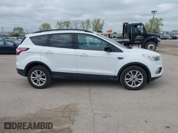 2018 Ford Escape SE z VIN 1FMCU9GDXJUC99453, wystawiony jako IAAI lot #42195202 z przebiegiem 191 840 mil mil oraz . Historia ofert i sprzedaży dostępna na DreamBid. Obrazek 13.