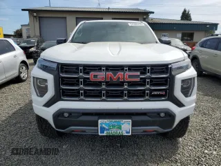 2024 GMC Canyon 4WD AT4 z VIN 1GTP6DEK8R1319281, wystawiony jako Copart lot #54380285 z przebiegiem 2383 mil mil oraz Szkody całkowita. Historia ofert i sprzedaży dostępna na DreamBid. Obrazek 5.