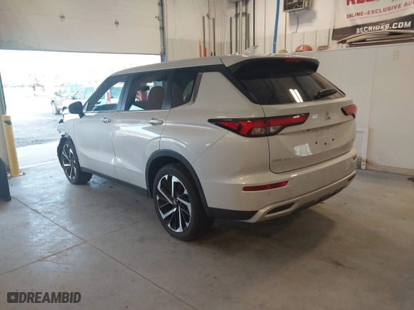2024 Mitsubishi Outlander SE with VIN JA4J4VA89RZ012001, listed as a IAAI auction lot 41589410 with 8,457 mi miles. Bid and sale history available at carsss.com. Image 3.