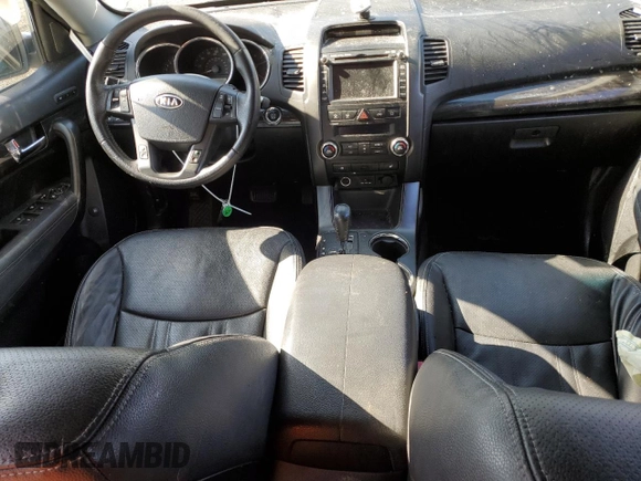 2013 Kia Sorento EX z VIN 5XYKUDA27DG360953, wystawiony jako Copart lot #48254445 z przebiegiem 134 637 mil mil oraz Szkoda całkowita • Salvage title. Historia ofert i sprzedaży dostępna na DreamBid. Obrazek 8.
