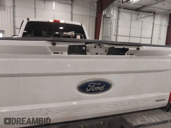 2018 Ford Super Duty F-250 SRW XL with VIN 1FT7W2B60JEC63345, listed as a IAAI auction lot 41159792 with 165,949 mi miles. Bid and sale history available at carsss.com. Image 18.