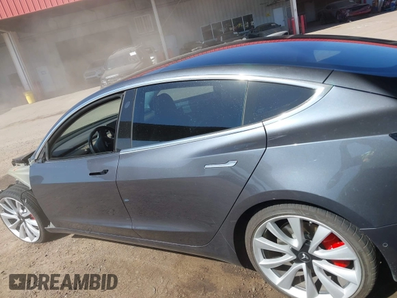 2018 Tesla Model 3 Long Range Battery z VIN 5YJ3E1EB6JF105837, wystawiony jako IAAI lot #41763460 z przebiegiem 100 387 mil mil oraz . Historia ofert i sprzedaży dostępna na DreamBid. Obrazek 14.