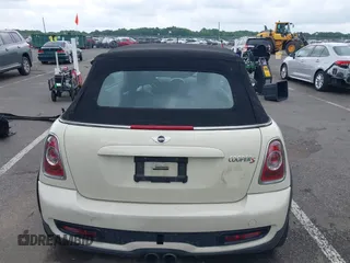 2011 MINI Convertible S с VIN WMWZP3C57BTX82937, выставлен на аукционе IAAI как лот 42389373 с пробегом 60 651 миль миль и . История ставок и продаж доступна на DreamBid. Изображение 16.