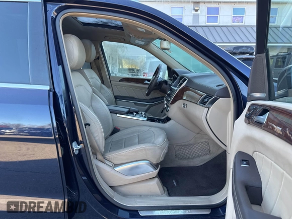 2013 Mercedes-Benz GL-Class GL 550 with VIN 4JGDF7DE8DA180001, listed as a IAAI auction lot 41525243 with 181,044 mi miles. Bid and sale history available at carsss.com. Image 5.