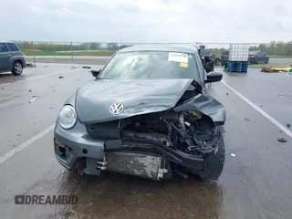 2018 Volkswagen Beetle S z VIN 3VWFD7AT1JM726428, wystawiony jako IAAI lot #42154938 z przebiegiem 41 279 mil mil oraz . Historia ofert i sprzedaży dostępna na DreamBid. Obrazek 12.