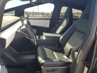 2024 Tesla Cybertruck Cyberbeast z VIN 7G2CEHEE0RA031839, wystawiony jako Copart lot #45773575 z przebiegiem 7133 mil mil oraz Szkody całkowita. Historia ofert i sprzedaży dostępna na DreamBid. Obrazek 7.
