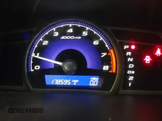2006 Honda Civic LX z VIN 1HGFA16556L005459, wystawiony jako IAAI lot #41940768 z przebiegiem 178 595 mil mil oraz . Historia ofert i sprzedaży dostępna na DreamBid. Obrazek 7.