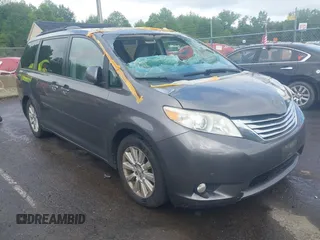 2011 Toyota Sienna XLE z VIN 5TDDK3DC0BS006768, wystawiony jako IAAI lot #42279275 z przebiegiem 172 856 mil mil oraz . Historia ofert i sprzedaży dostępna na DreamBid. Obrazek 1.