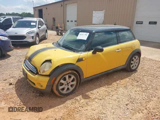 2007 MINI Hardtop z VIN WMWMF33557TT56622, wystawiony jako IAAI lot #42227758 z przebiegiem 145 258 mil mil oraz . Historia ofert i sprzedaży dostępna na DreamBid. Obrazek 2.