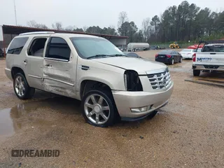2008 Cadillac Escalade with VIN 1GYEC63818R151366, listed as a IAAI auction lot 41563949 with 272,163 mi miles. Bid and sale history available at carsss.com. Image 1.