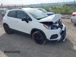 2020 Chevrolet Trax LT z VIN 3GNCJPSB1LL232882, wystawiony jako IAAI lot #42230988 z przebiegiem 48 943 mil mil oraz . Historia ofert i sprzedaży dostępna na DreamBid. Obrazek 1.