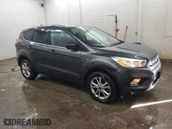 2019 Ford Escape SE z VIN 1FMCU0GD5KUC49556, wystawiony jako Copart lot #57911145 z przebiegiem 89 152 mil mil oraz Czysty tytuł • Clean title. Historia ofert i sprzedaży dostępna na DreamBid. Obrazek 4.