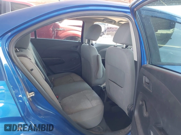 2017 Chevrolet Sonic LS z VIN 1G1JB5SH6H4165031, wystawiony jako IAAI lot #42107395 z przebiegiem 74 196 mil mil oraz . Historia ofert i sprzedaży dostępna na DreamBid. Obrazek 8.