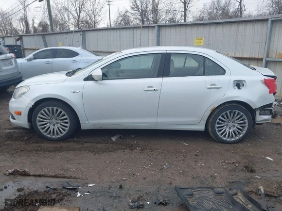 2012 Suzuki Kizashi SE with VIN JS2RF9A39C6100107, listed as a IAAI auction lot 41132911 with 204,646 mi miles. Bid and sale history available at carsss.com. Image 15.