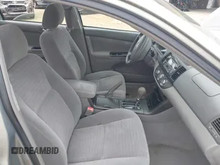 2005 Toyota Camry STD z VIN 4T1BE32K05U555388, wystawiony jako IAAI lot #42119726 z przebiegiem 148 376 mil mil oraz . Historia ofert i sprzedaży dostępna na DreamBid. Obrazek 5.