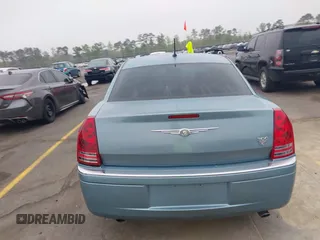 2008 Chrysler 300 C Hemi z VIN 2C3KA63HX8H335594, wystawiony jako IAAI lot #41907869 z przebiegiem Nie podano mil oraz . Historia ofert i sprzedaży dostępna na DreamBid. Obrazek 17.
