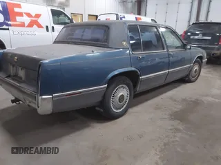 1990 Cadillac DeVille z VIN 1G6CD5331L4293427, wystawiony jako IAAI lot #41764635 z przebiegiem 198 499 mil mil oraz . Historia ofert i sprzedaży dostępna na DreamBid. Obrazek 4.
