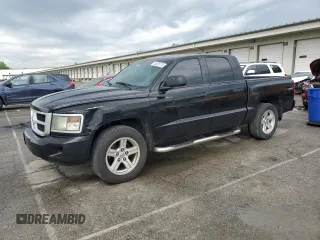 2008 Dodge Dakota z VIN 1D7HW38K28S592709, wystawiony jako Copart lot #55326725 z przebiegiem 193 137 mil mil oraz Szkody całkowita. Historia ofert i sprzedaży dostępna na DreamBid. Obrazek 1.