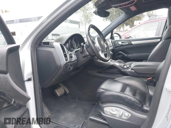 2014 Porsche Cayenne GTS z VIN WP1AD2A29ELA76227, wystawiony jako IAAI lot #42057978 z przebiegiem 92 174 mil mil oraz . Historia ofert i sprzedaży dostępna na DreamBid. Obrazek 18.