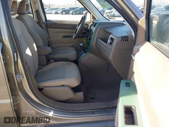 2008 Jeep Patriot Sport with VIN 1J8FF28W68D597262, listed as a IAAI auction lot 41835386 with 120,266 mi miles. Bid and sale history available at carsss.com. Image 5.
