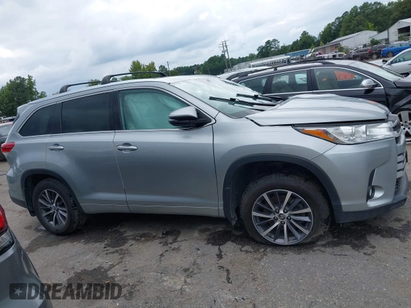 2018 Toyota Highlander SE z VIN 5TDJZRFH0JS529197, wystawiony jako IAAI lot #40233988 z przebiegiem Nie podano mil oraz . Historia ofert i sprzedaży dostępna na DreamBid. Obrazek 13.