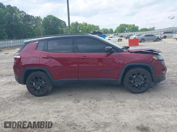 2022 Jeep Compass Latitude z VIN 3C4NJCBB2NT210970, wystawiony jako IAAI lot #42302790 z przebiegiem 27 999 mil mil oraz . Historia ofert i sprzedaży dostępna na DreamBid. Obrazek 13.