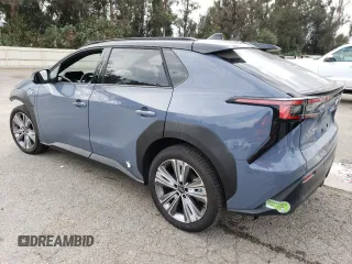 2023 Subaru Solterra Premium z VIN JTMABABA8PA009866, wystawiony jako Copart lot #67385543 z przebiegiem 2496 mil mil oraz . Historia ofert i sprzedaży dostępna na DreamBid. Obrazek 2.
