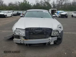 2005 Chrysler 300 C z VIN 2C3JA63H85H560944, wystawiony jako Copart lot #61142485 z przebiegiem 141 753 mil mil oraz Szkoda całkowita • Salvage title. Historia ofert i sprzedaży dostępna na DreamBid. Obrazek 5.