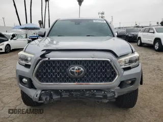 2018 Toyota Tacoma SR5 z VIN 3TMAZ5CN8JM063442, wystawiony jako Copart lot #55141725 z przebiegiem 110 926 mil mil oraz Szkoda całkowita • Salvage title. Historia ofert i sprzedaży dostępna na DreamBid. Obrazek 5.
