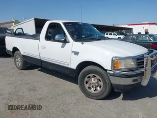 1998 Ford F-250 z VIN 1FTRF27LXWKA85931, wystawiony jako IAAI lot #42397698 z przebiegiem 85 185 mil mil oraz . Historia ofert i sprzedaży dostępna na DreamBid. Obrazek 1.
