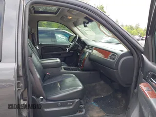 2010 Chevrolet Tahoe LT z VIN 1GNUKBE01AR105053, wystawiony jako IAAI lot #42268400 z przebiegiem 296 257 mil mil oraz . Historia ofert i sprzedaży dostępna na DreamBid. Obrazek 5.