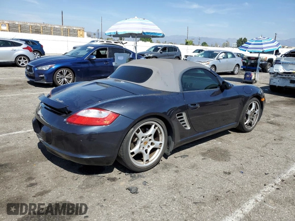 2006 Porsche Boxster z VIN WP0CA29876U712814, wystawiony jako Copart lot #49630945 z przebiegiem 66 044 mil mil oraz Szkoda całkowita • Salvage title. Historia ofert i sprzedaży dostępna na DreamBid. Obrazek 3.