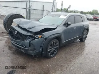 2023 Mazda CX-50 S Premium Plus z VIN 7MMVABEMXPN104518, wystawiony jako IAAI lot #42184893 z przebiegiem 61 991 mil mil oraz . Historia ofert i sprzedaży dostępna na DreamBid. Obrazek 2.