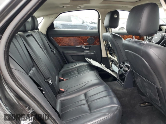 2013 Jaguar XJ с VIN SAJWJ1CD8D8V52463, выставлен на аукционе Copart как лот 61772115 с пробегом 123 899 миль миль и Чистый • Clean title. История ставок и продаж доступна на DreamBid. Изображение 10.