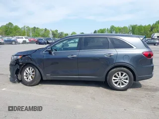 2020 Kia Sorento LX z VIN 5XYPGDA58LG618502, wystawiony jako IAAI lot #42017262 z przebiegiem 127 702 mil mil oraz . Historia ofert i sprzedaży dostępna na DreamBid. Obrazek 14.