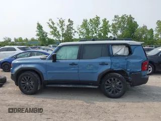 2024 Toyota Land Cruiser z VIN JTEABFAJ3RK018014, wystawiony jako IAAI lot #42404632 z przebiegiem 2 983 mil mil oraz . Historia ofert i sprzedaży dostępna na DreamBid. Obrazek 14.