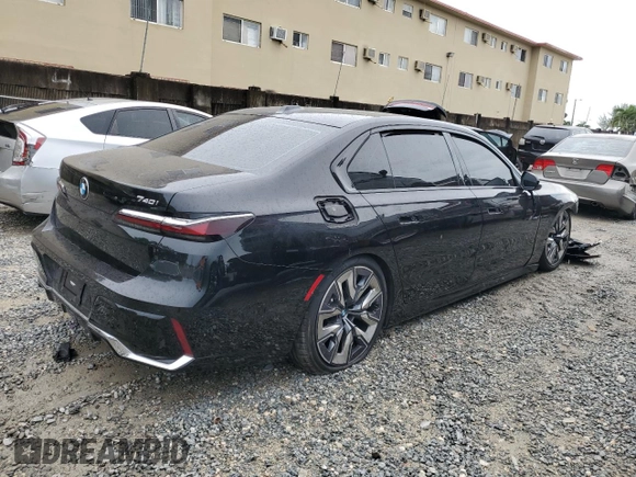 2023 BMW 7 Series 740i z VIN WBA23EH04PCM35417, wystawiony jako Copart lot #64016503 z przebiegiem 12 425 mil mil oraz . Historia ofert i sprzedaży dostępna na DreamBid. Obrazek 3.