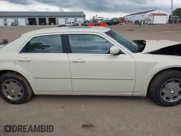 2005 Chrysler 300 Touring z VIN 2C3AA53G95H547489, wystawiony jako IAAI lot #42247825 z przebiegiem 189 694 mil mil oraz . Historia ofert i sprzedaży dostępna na DreamBid. Obrazek 13.