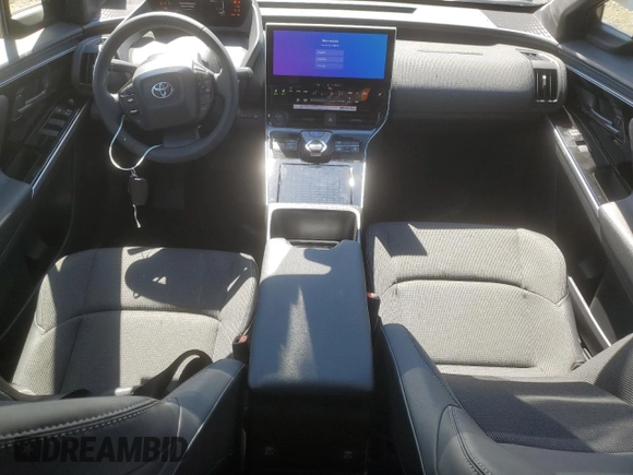 2024 Toyota bZ4X XLE z VIN JTMABACAXRA088300, wystawiony jako Copart lot #55844025 z przebiegiem 369 mil mil oraz Szkody całkowita. Historia ofert i sprzedaży dostępna na DreamBid. Obrazek 8.