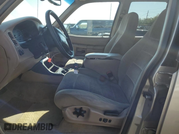 2000 Ford Explorer XLT z VIN 1FMDU83P1YZC26628, wystawiony jako Copart lot #69201664 z przebiegiem 219 384 mil mil oraz Nie do naprawy • Non repairable. Historia ofert i sprzedaży dostępna na DreamBid. Obrazek 7.