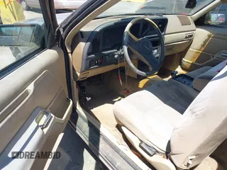 1987 Ford Thunderbird z VIN 1FABP6033HH213366, wystawiony jako IAAI lot #42368900 z przebiegiem Nie podano mil oraz . Historia ofert i sprzedaży dostępna na DreamBid. Obrazek 5.